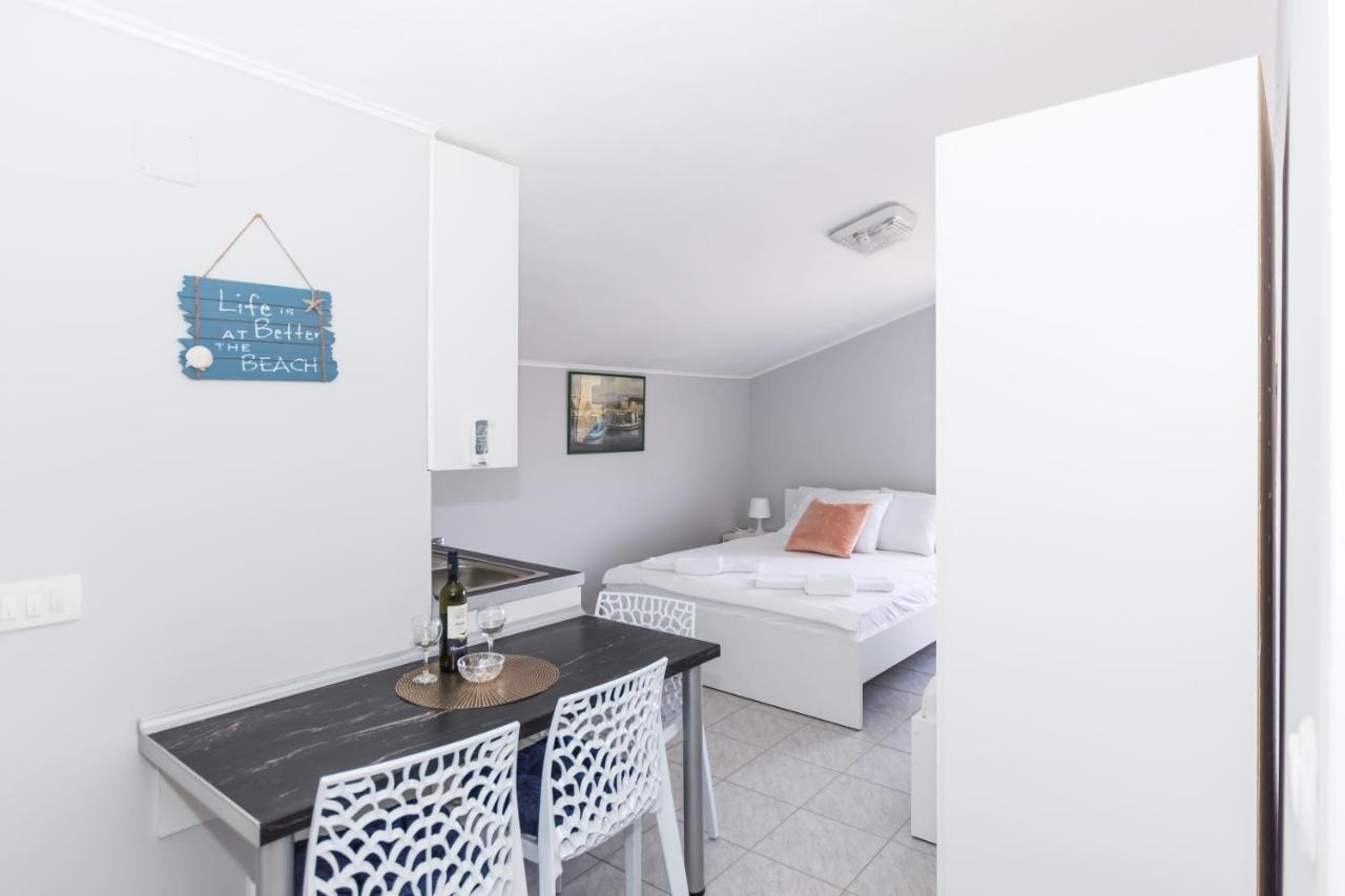 Apartments Dovana Kaštela エクステリア 写真